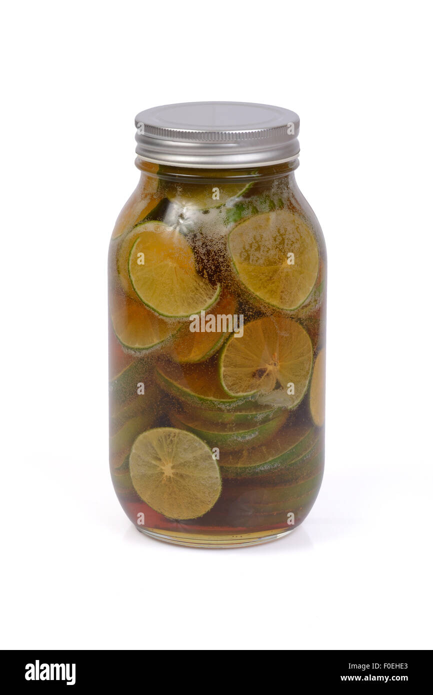 Pickle succo, miele e limone, in una bottiglia su sfondo bianco. Foto Stock