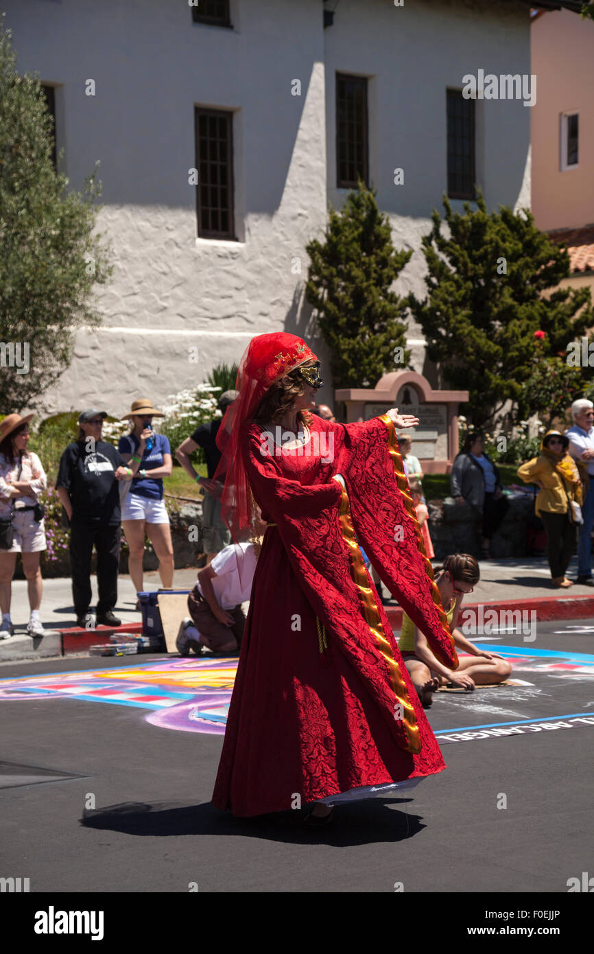 Performer di strada ad una street painting festival a San Rafael, CALIFORNIA, STATI UNITI D'AMERICA Foto Stock