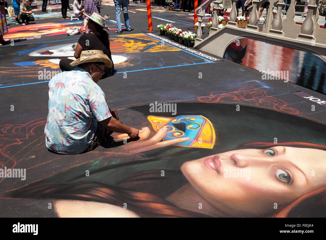 Artista al lavoro a Italian Street Painting, San Rafael, CALIFORNIA, STATI UNITI D'AMERICA Foto Stock