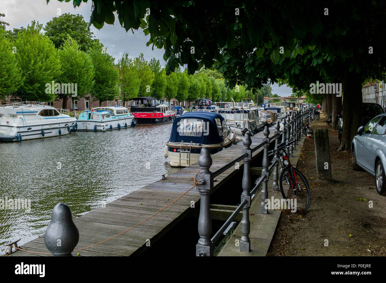 Un canale foderato con imbarcazioni da diporto (Bruge, Belgio) Foto Stock