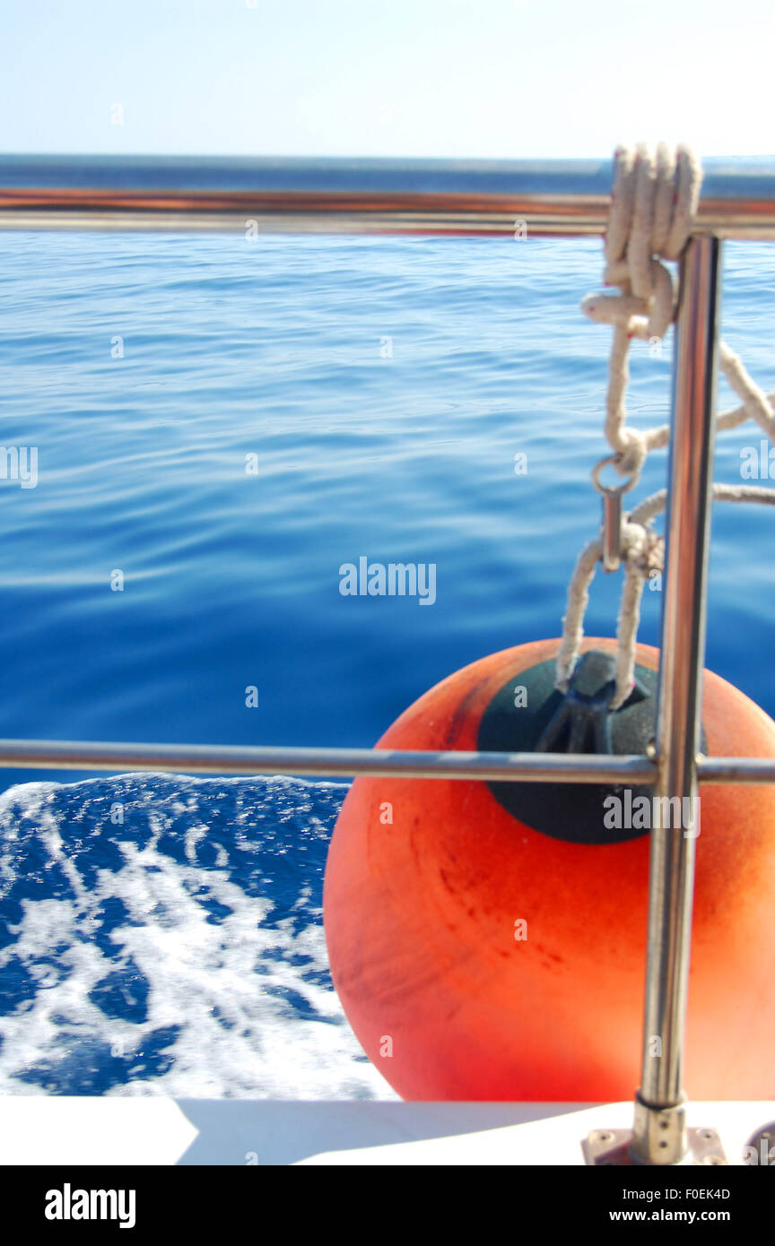 Galleggiante arancione sul lato di una barca in Creta Grecia Foto Stock