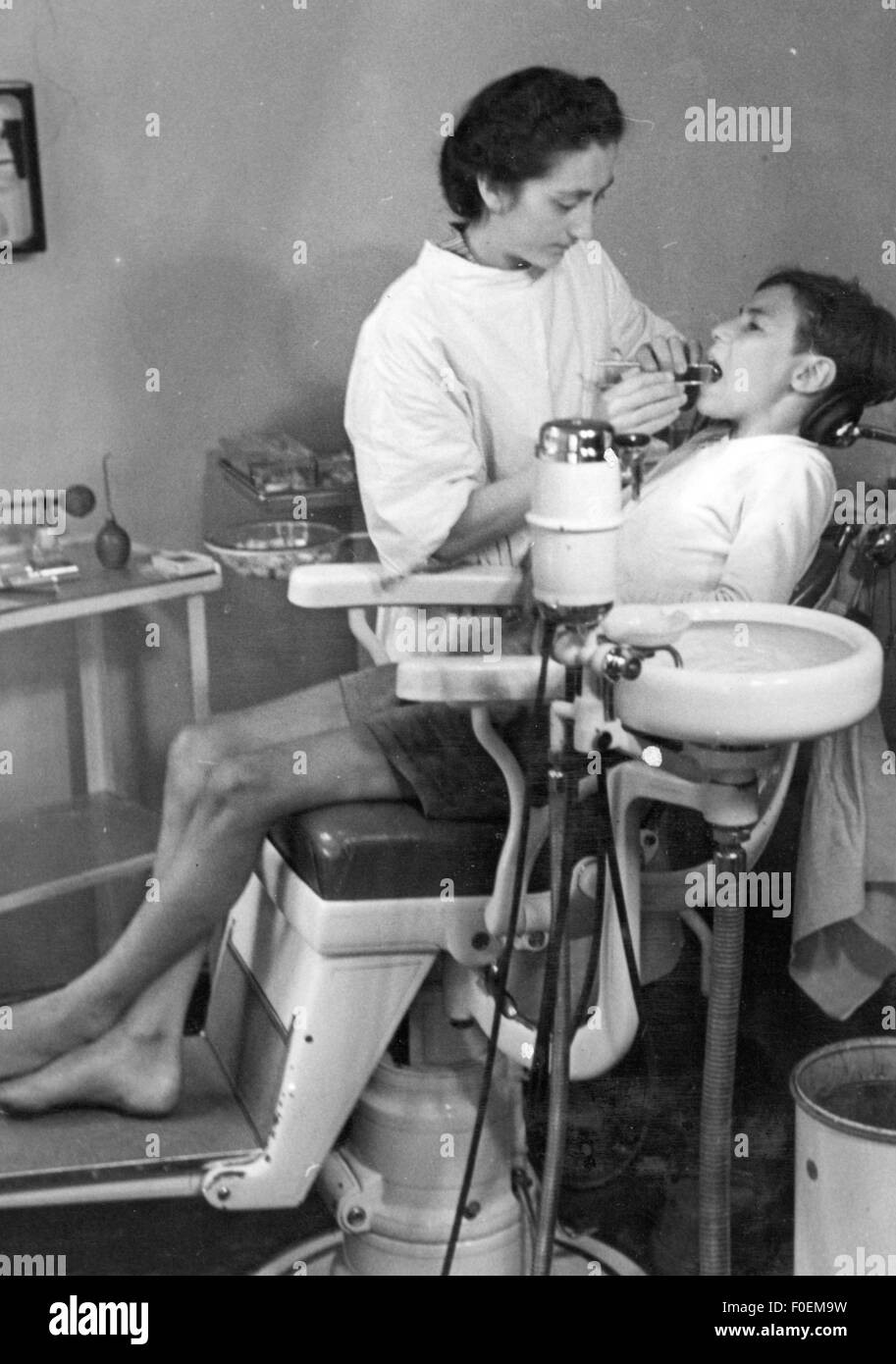 Medicina, odontoiatria, trattamento in una clinica dentale scuola, 1947, diritti aggiuntivi-clearences-non disponibile Foto Stock