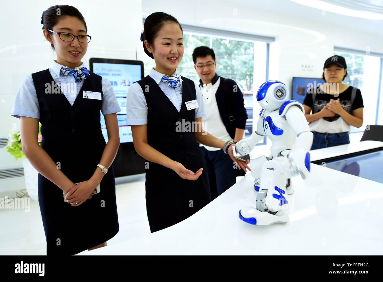 Lanzhou, la Cina della provincia di Gansu. 14 Ago, 2015. A che serve il robot è visualizzato in corrispondenza del ramo Guigu della banca di Lanzhou a Lanzhou, capitale della Cina nord-occidentale della provincia di Gansu, 14 agosto 2015. Il Guigu filiale della banca di Lanzhou, che si è aperto il venerdì, è la prima istituzione a fornire il self-service banking in Gansu. © Peishen ventola/Xinhua/Alamy Live News Foto Stock