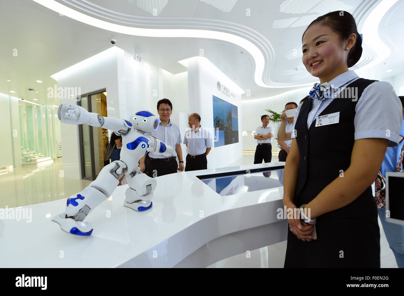 Lanzhou, la Cina della provincia di Gansu. 14 Ago, 2015. A che serve il robot balli in Guigu filiale della banca di Lanzhou a Lanzhou, capitale della Cina nord-occidentale della provincia di Gansu, 14 agosto 2015. Il Guigu filiale della banca di Lanzhou, che si è aperto il venerdì, è la prima istituzione a fornire il self-service banking in Gansu. © Peishen ventola/Xinhua/Alamy Live News Foto Stock