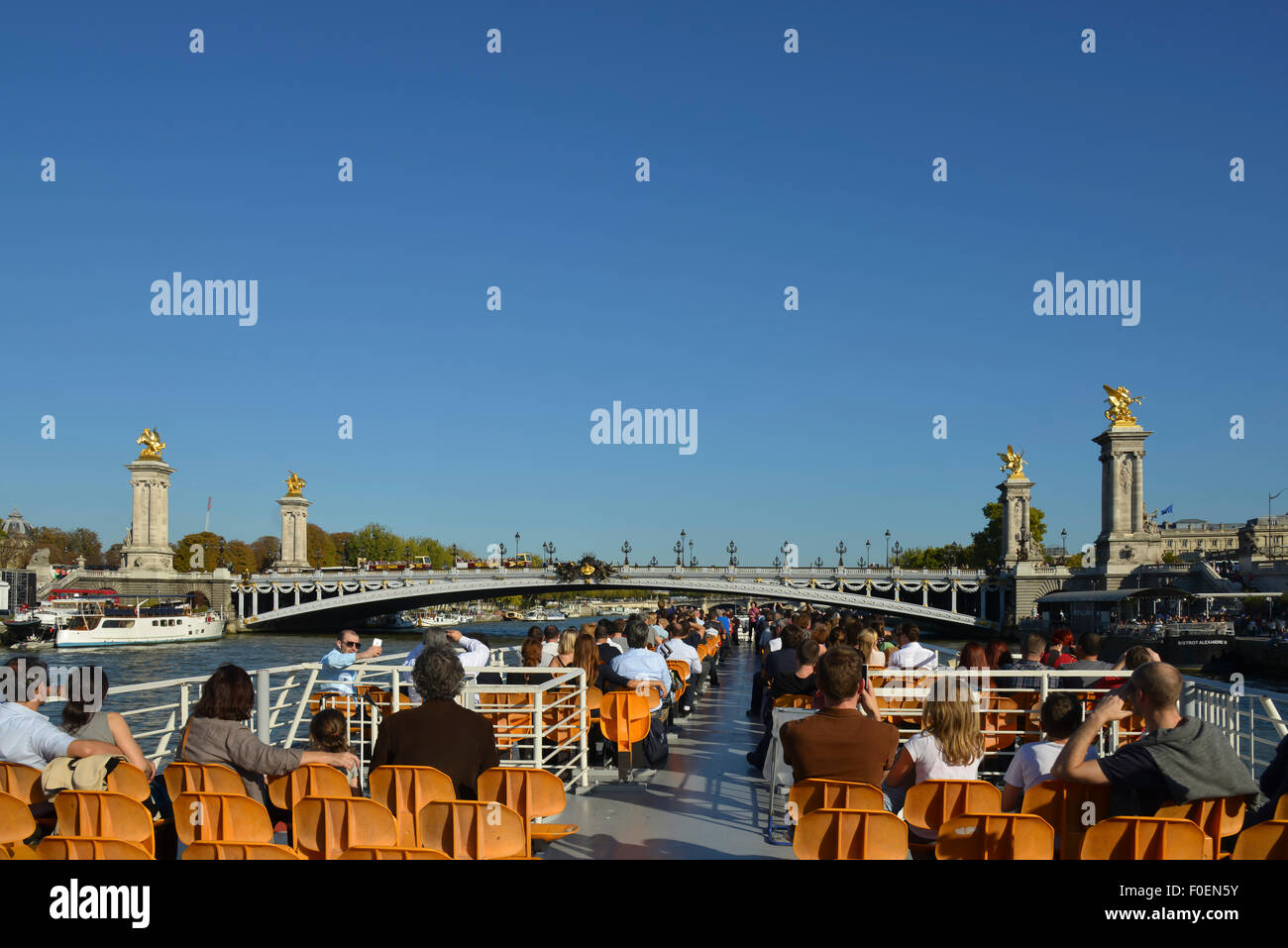 Escursione in barca sul fiume Senna davanti a Pont Alexandre III, Parigi, regione Ile-de-France, Francia Foto Stock