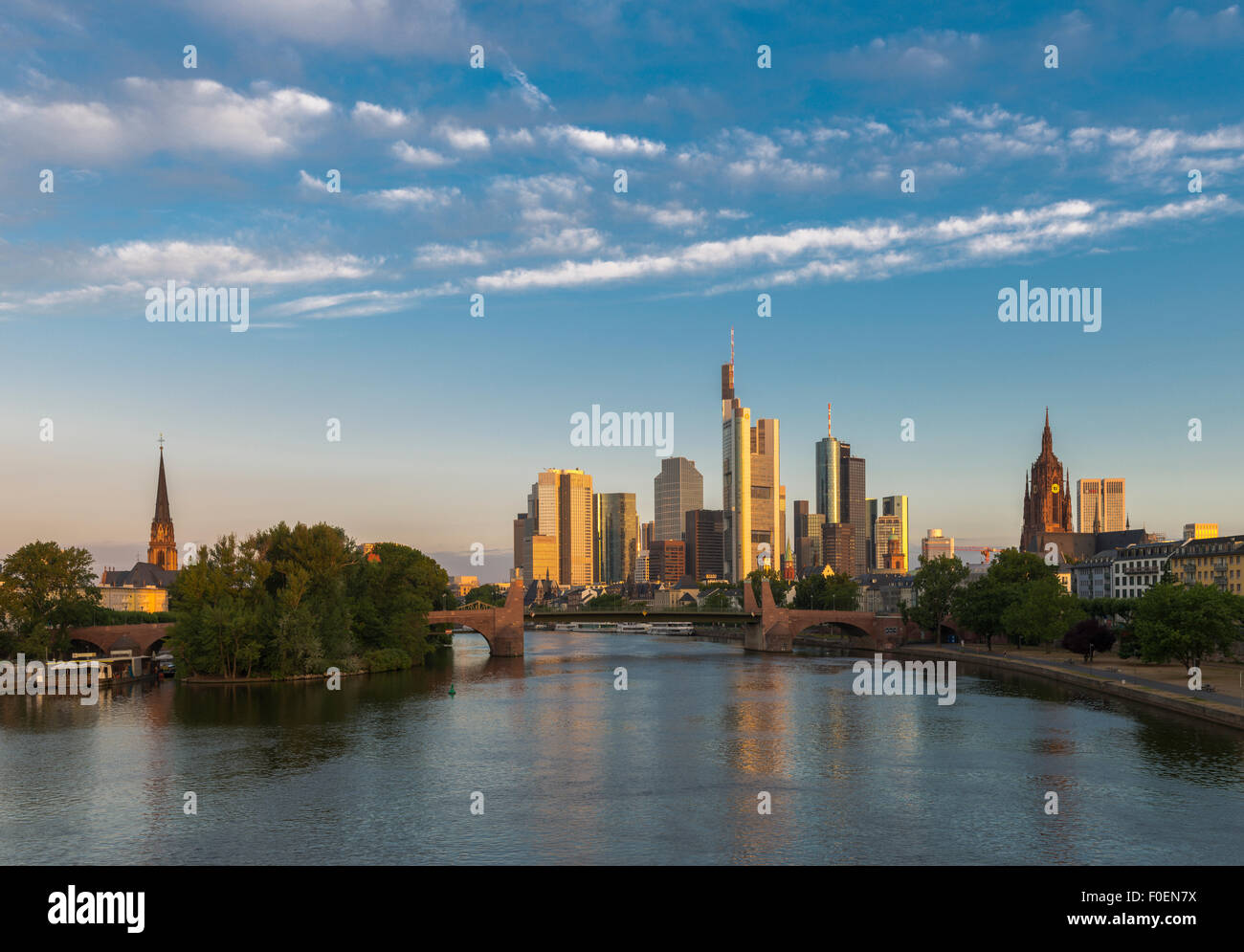 Skyline nella luce del mattino, Frankfurt am Main, Hesse, Germania Foto Stock