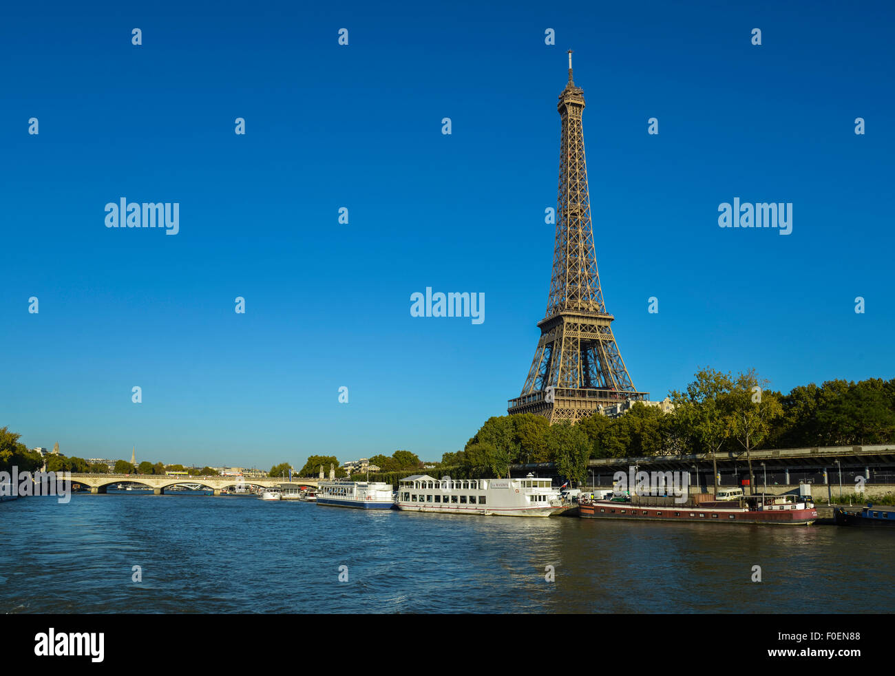 Torre Eiffel con River Seine, Parigi, Île-de-France, Francia Foto Stock
