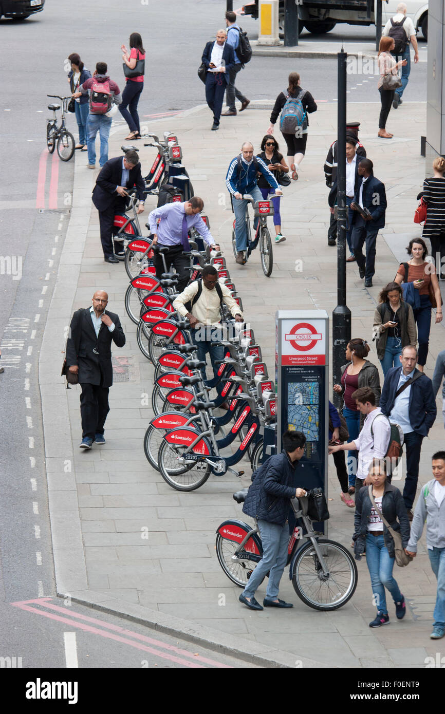 Santander branded biciclette a noleggio nel centro di Londra le code per Boris bikes Londra noleggiare biciclette Assenzio street Foto Stock