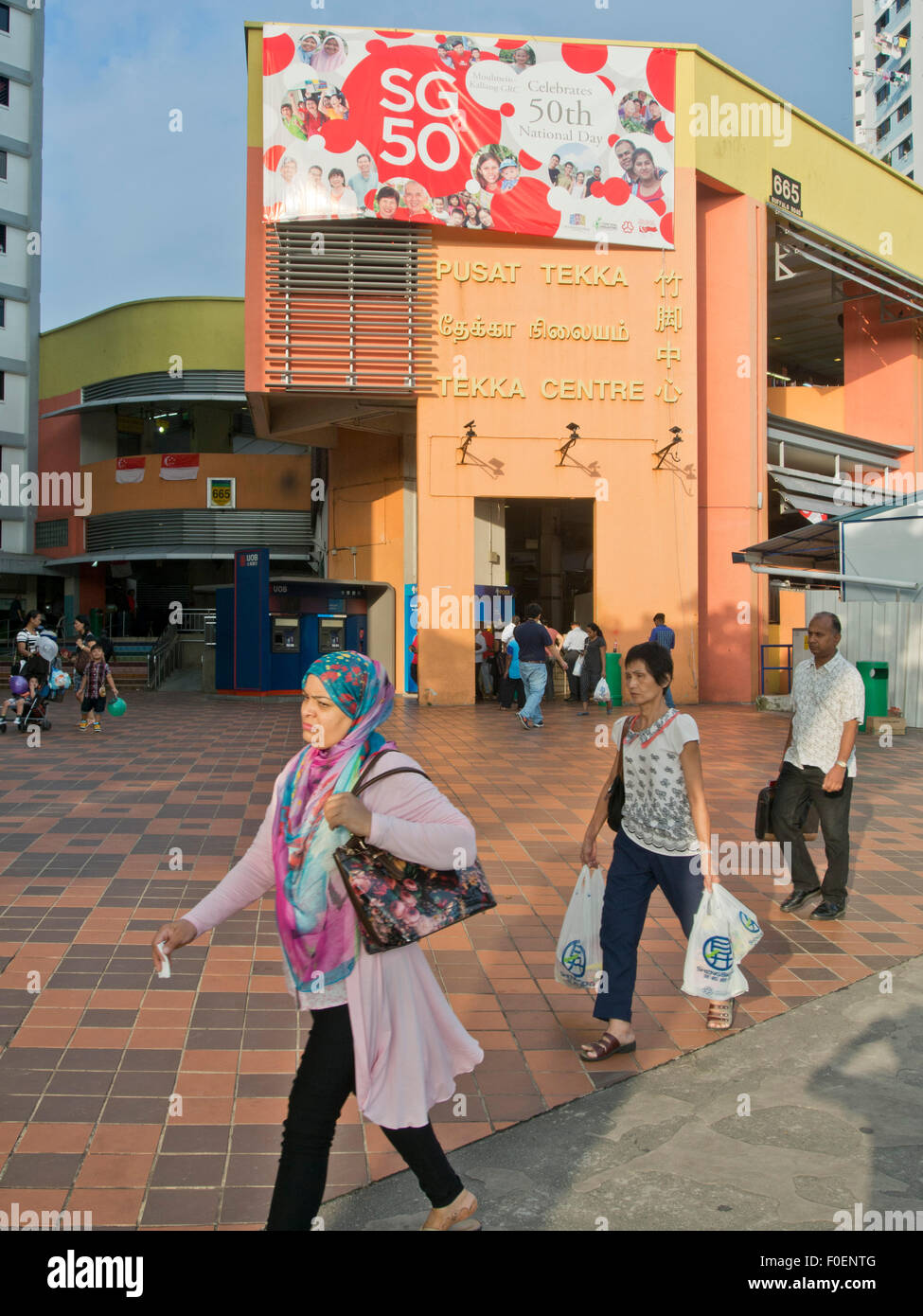 Gli amanti dello shopping a piedi passato i Tekka Centre shopping mall in Little India, Singapore Foto Stock