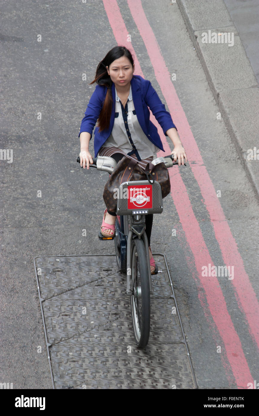 Santander branded biciclette a noleggio nel centro di Londra Boris bikes Londra noleggio biciclette Foto Stock