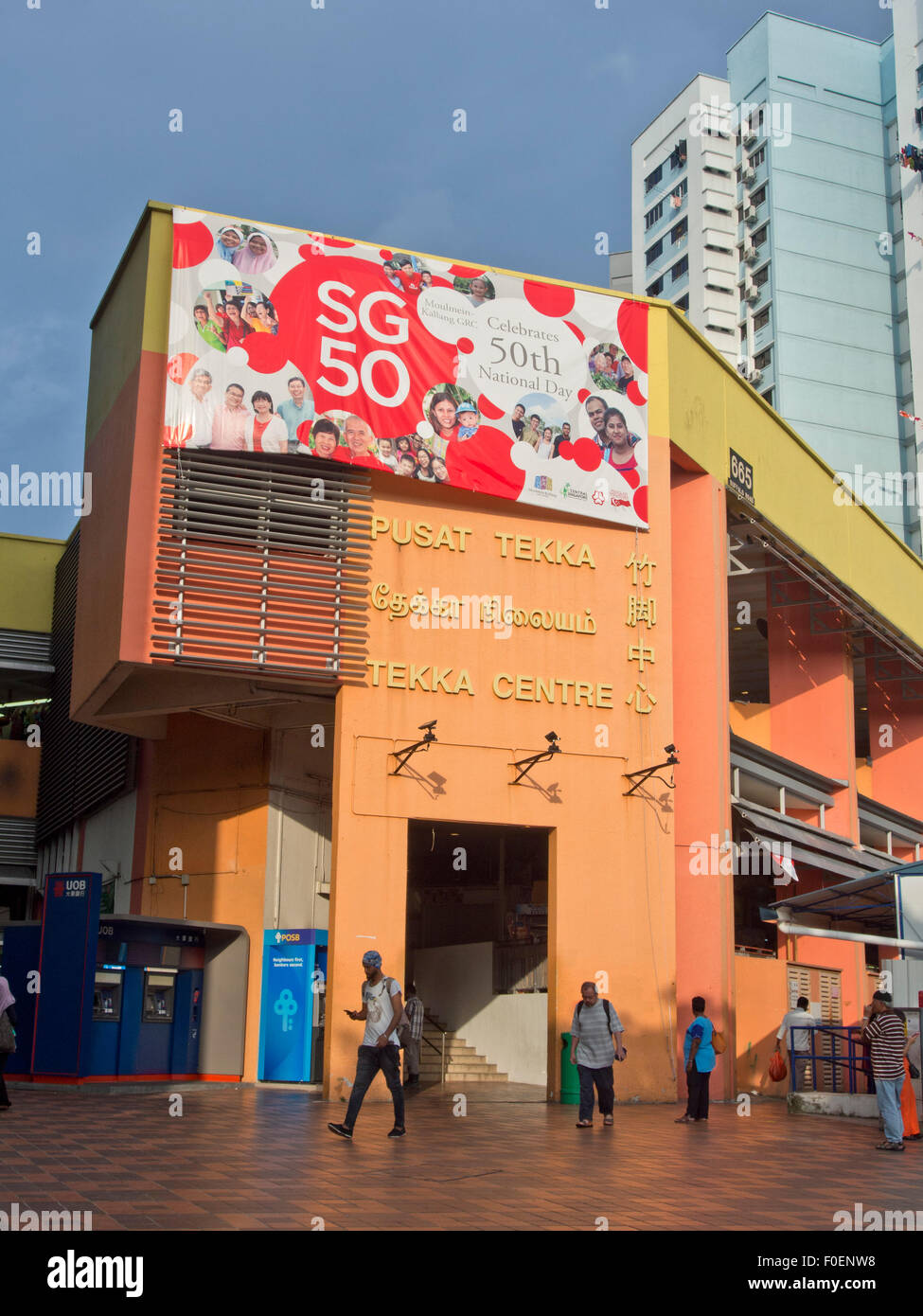 Gli amanti dello shopping a piedi passato i Tekka Centre shopping mall in Little India, Singapore Foto Stock