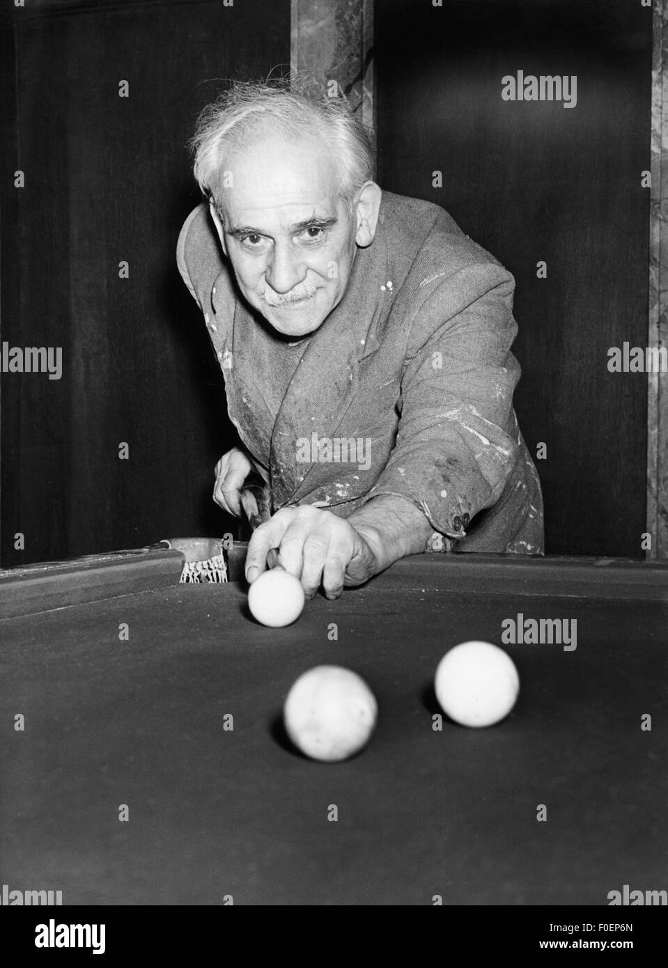Gioco, biliardo, uomo anziano che gioca a biliardo, anni '50, diritti aggiuntivi-clearences-non disponibile Foto Stock