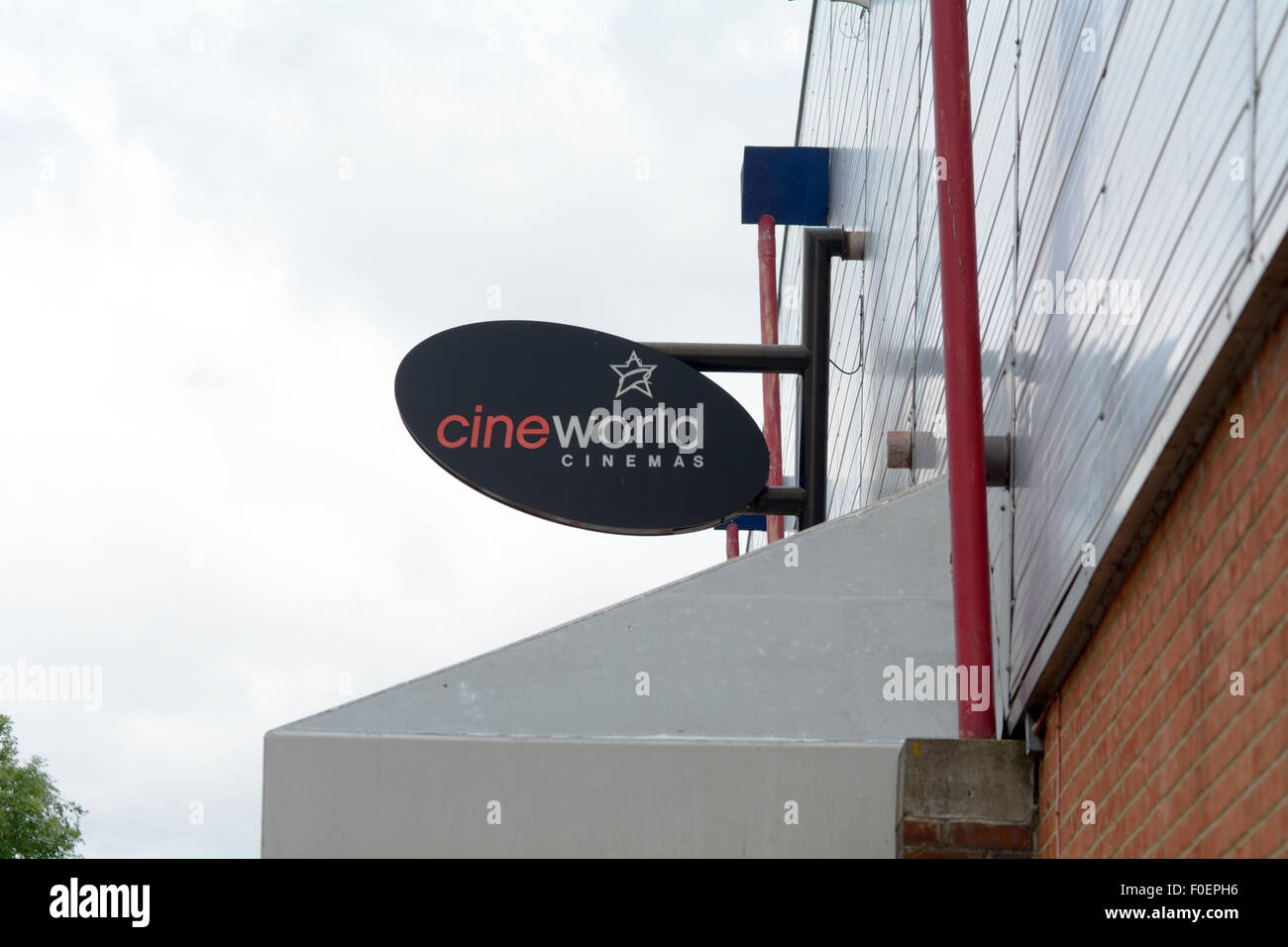 Cineworld cinema segno con logo aziendale al di fuori del cinema in Bedford, Bedfordshire, Inghilterra Foto Stock