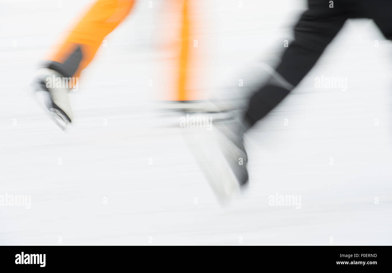 L'uomo pattinaggio sul ghiaccio nel parco. Motion Blur che mostra la velocità e movimento. Foto Stock