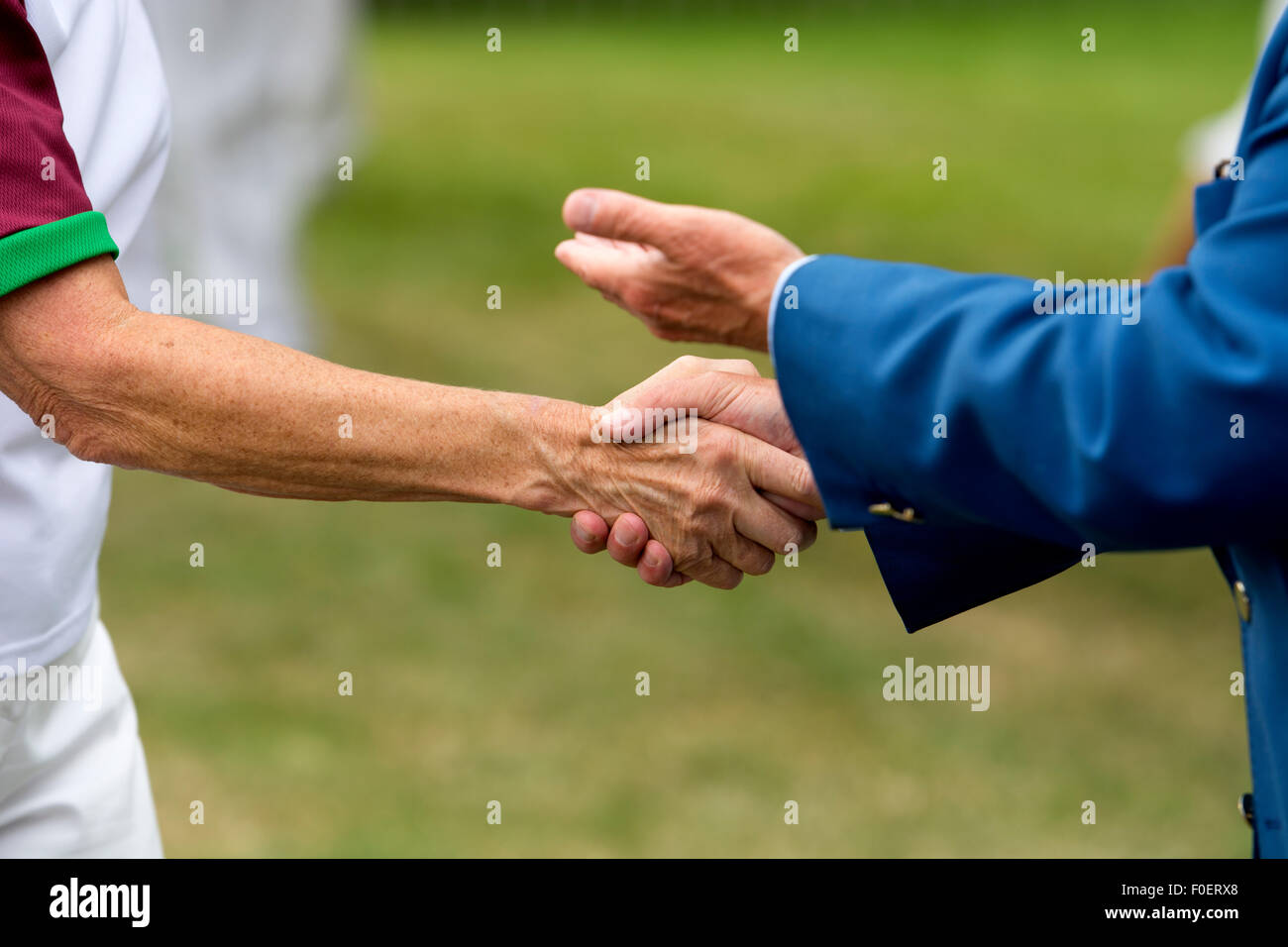 Le persone si stringono la mano Foto Stock