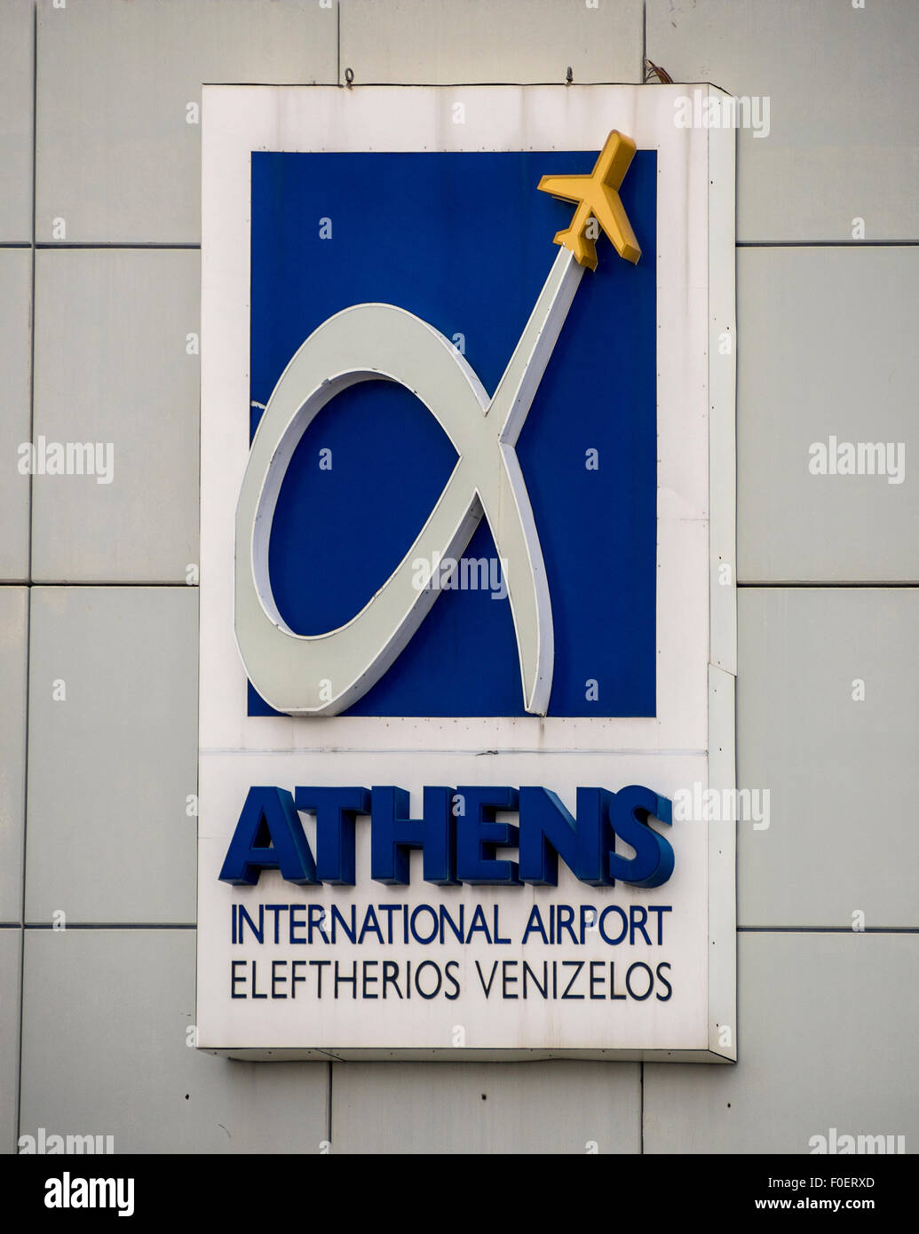 ATENE, GRECIA - 27 MARZO 2015: Cartello all'aeroporto internazionale di Atene (Eleftherios Venizelos) Foto Stock