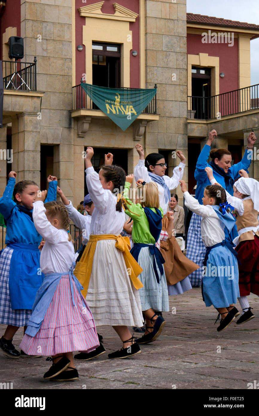Costume tradizionale e ballerini al sidro (Cidre) Festival in Nava,Asturias,Spagna settentrionale Foto Stock