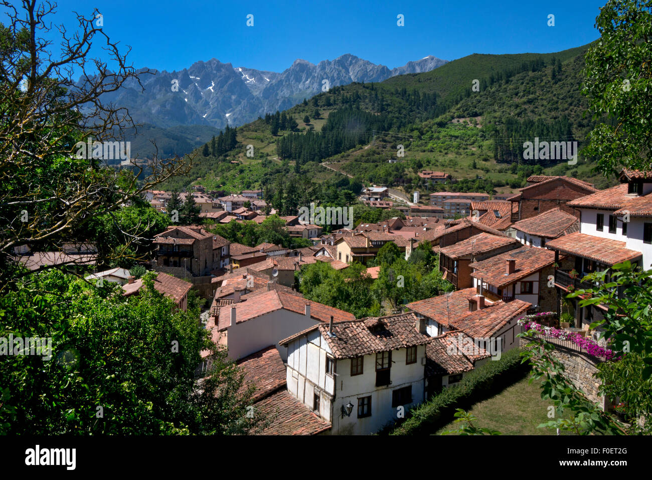 Tetti di Potes con Picos de Europa dietro,Asturias,Spagna settentrionale Foto Stock
