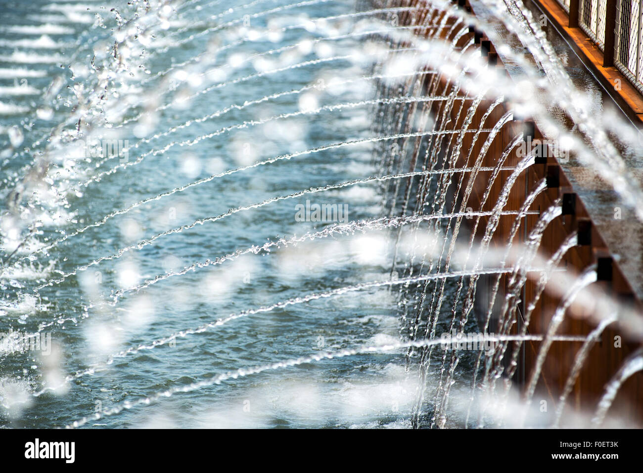 Beccucci simmetrico da una moderna fontana, primo piano Foto Stock