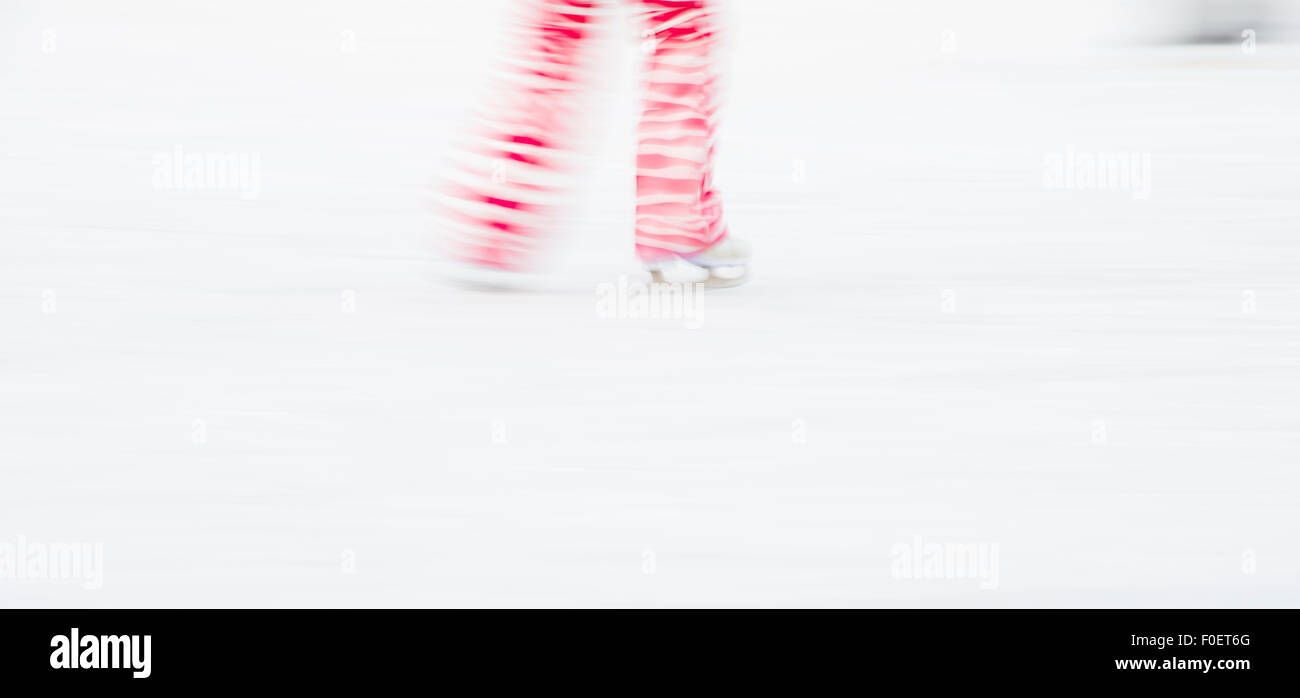 Bambino pattinaggio sul ghiaccio nel parco. Motion Blur che mostra la velocità e movimento. Foto Stock