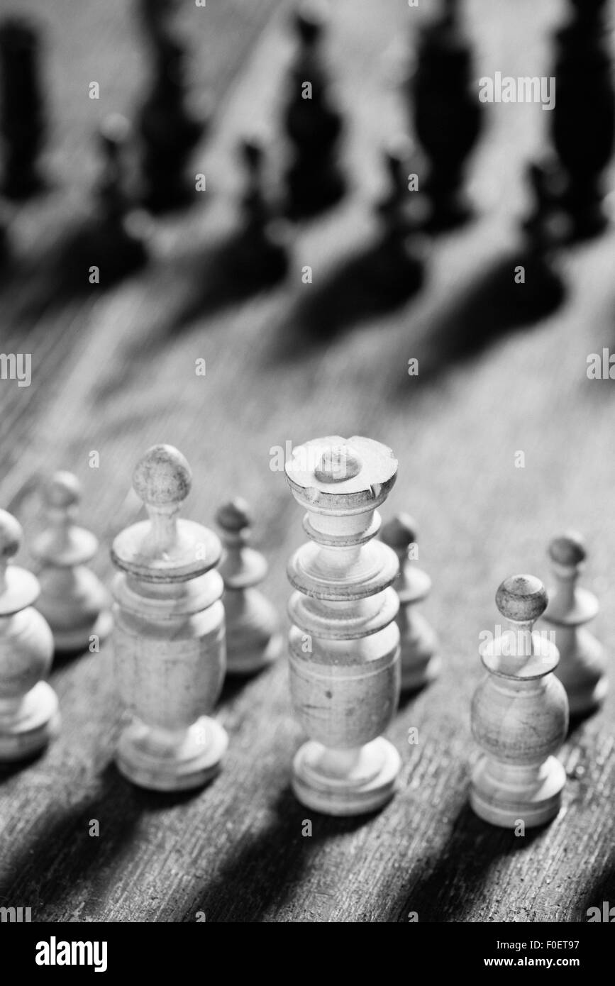 Chiudere fino a scacchi pezzi allineati. Immagine concettuale della strategia e della concorrenza. Foto Stock