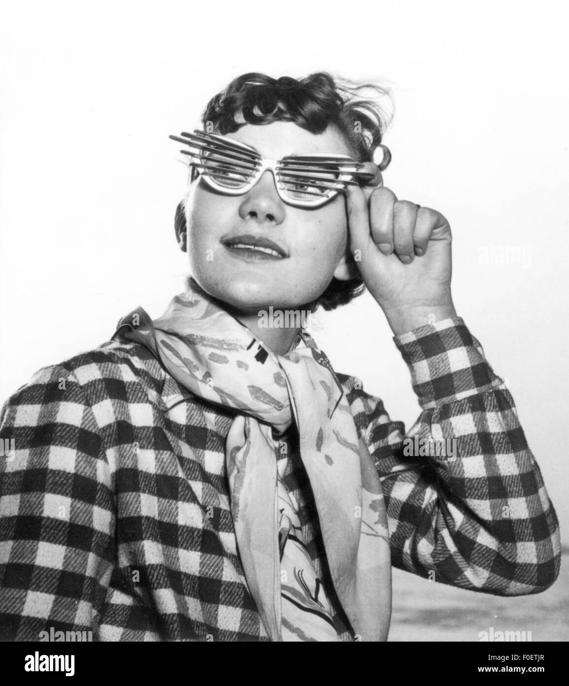 Moda, anni '50, accessori, giovane donna con occhiali da sole fantasia,  1952, Additional-Rights-Clearences-non disponibile Foto stock - Alamy