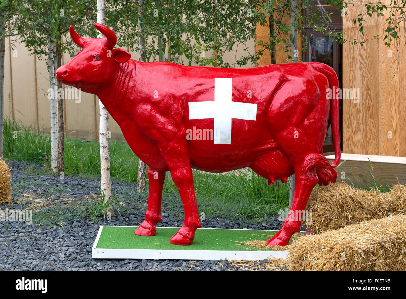 Red mucca svizzera statua Foto Stock