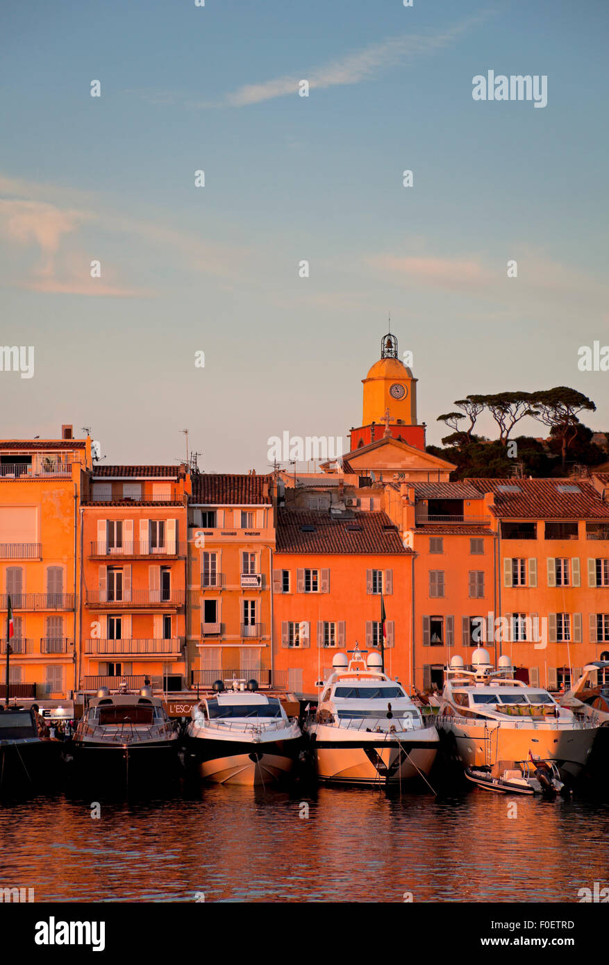 Porto di Saint-Tropez tramonto con yacht port Costa azzurra Francia Foto Stock