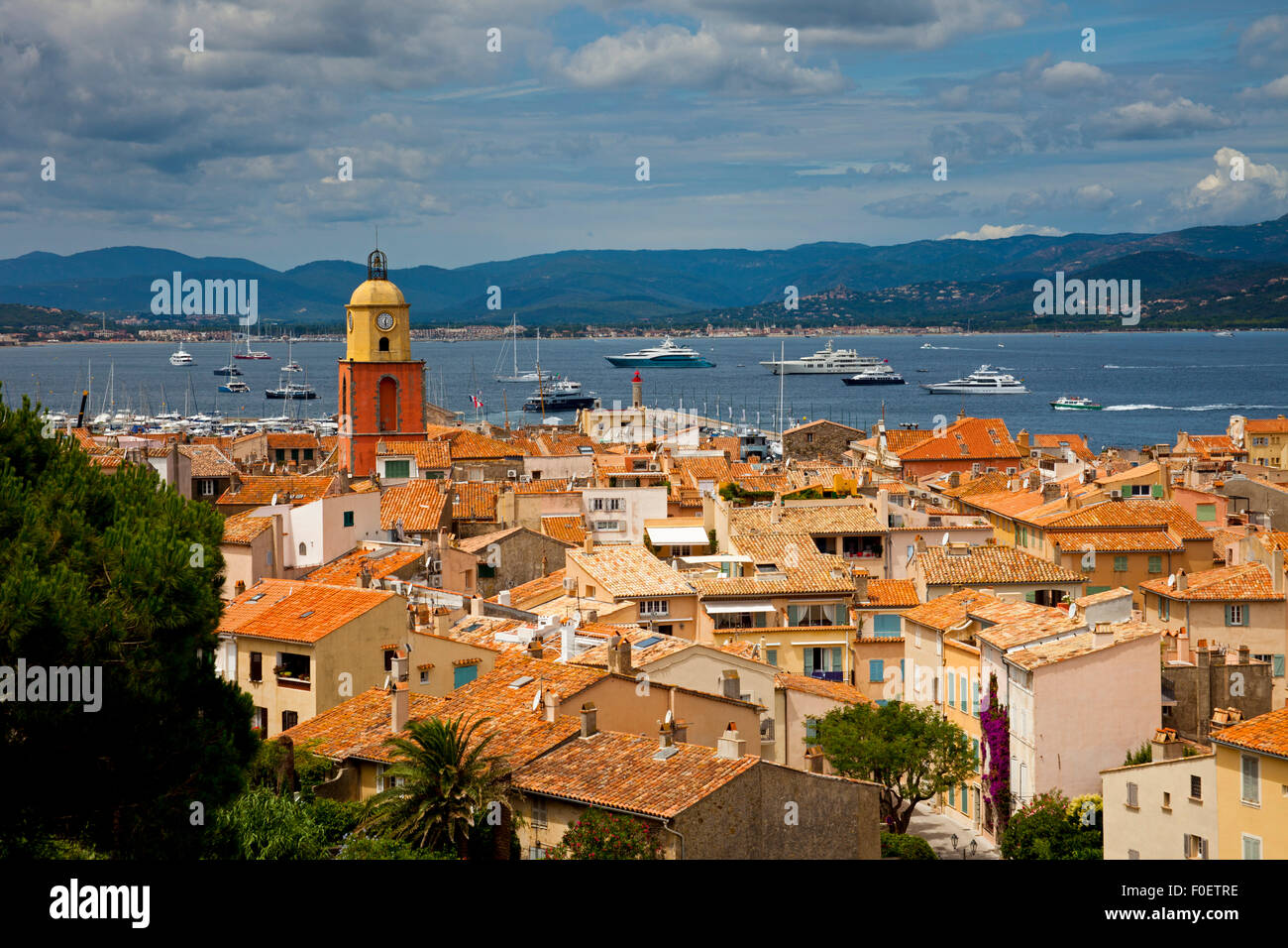 Guardando sopra la città di St Tropez harbour con yacht port Costa azzurra Francia Foto Stock