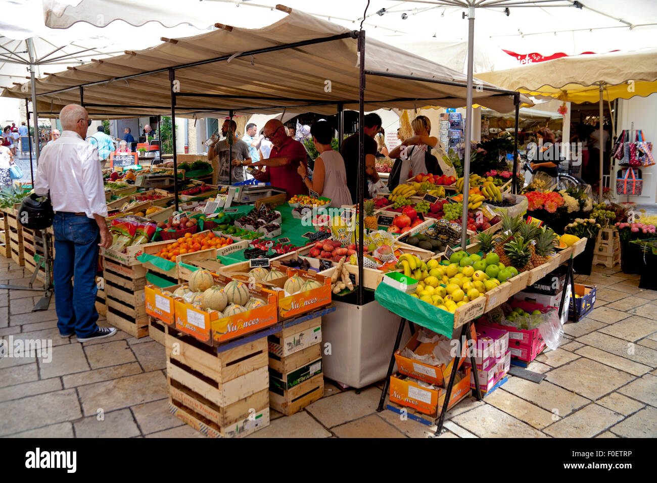 St Tropez porto mercato della frutta Costa azzurra Francia Foto Stock