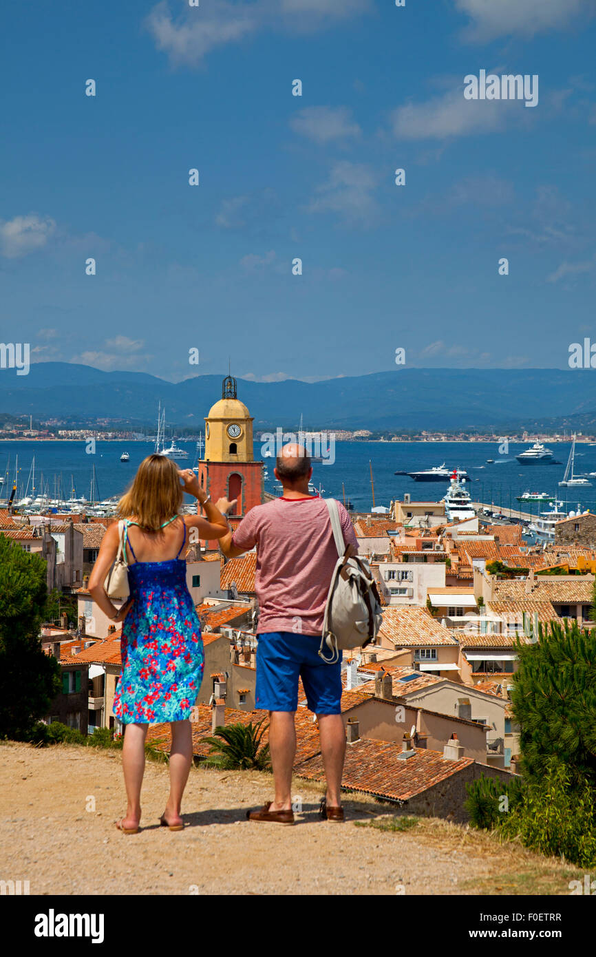 Due turisti guardando sopra la città di Saint Tropez porto costa azzurra Francia Foto Stock