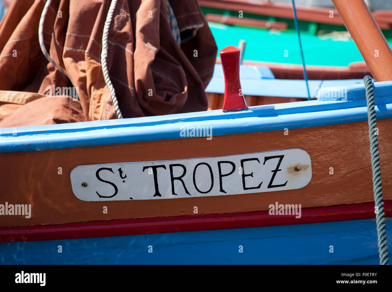 St Tropez harbour con barca da pesca porto costa azzurra Francia Foto Stock
