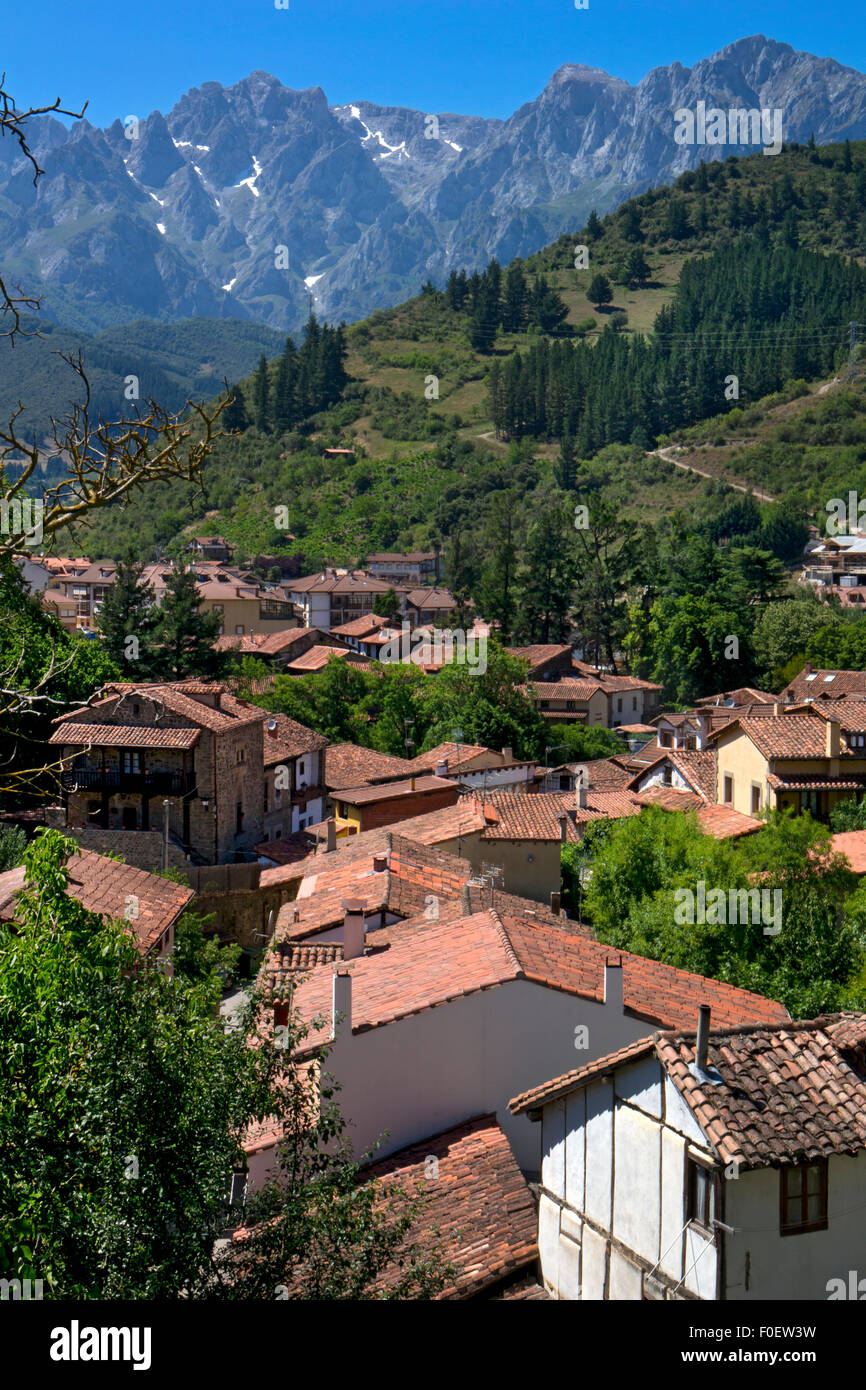 Tetti di Potes con Picos de Europa dietro,Asturias,Spagna settentrionale Foto Stock