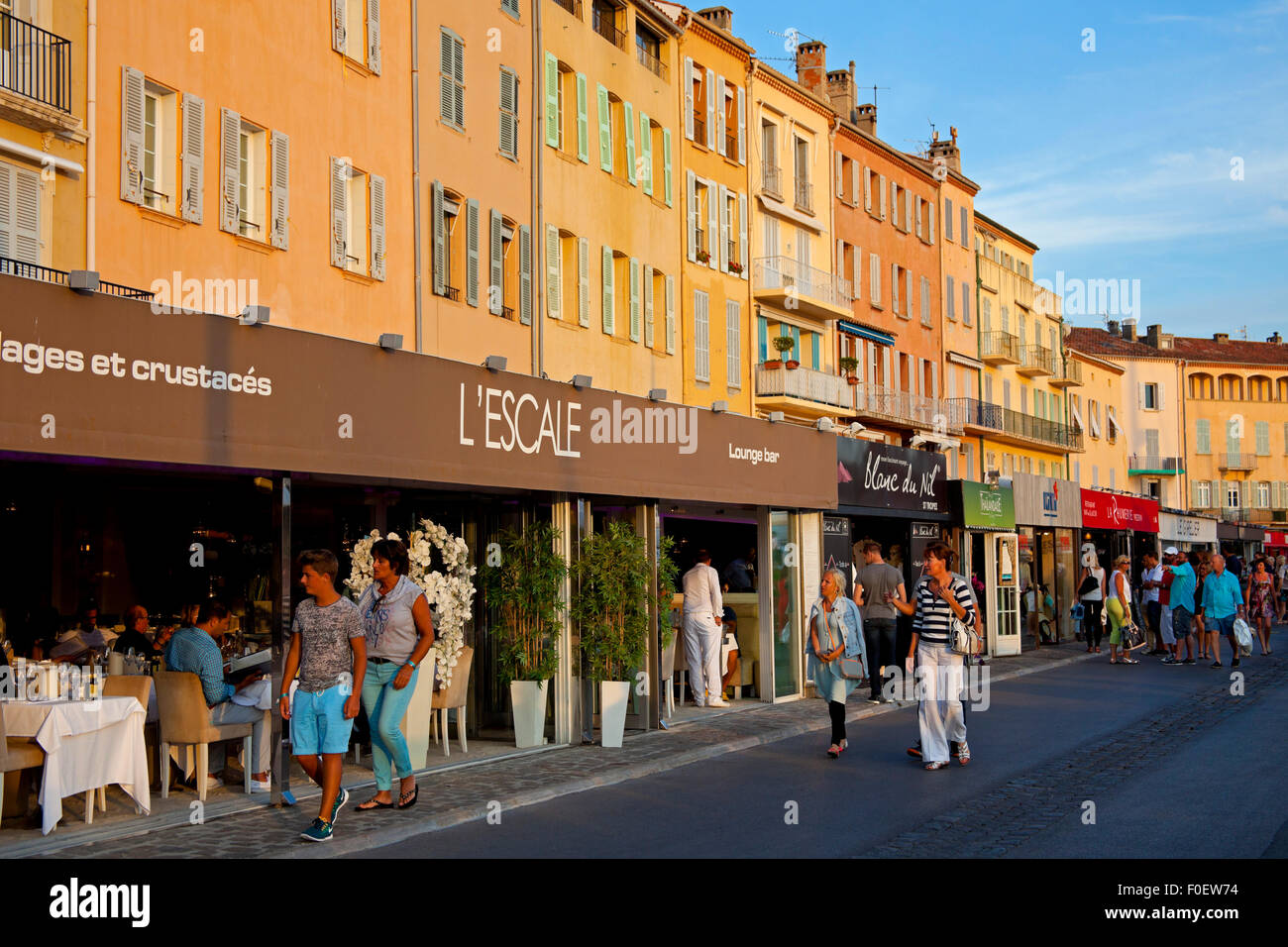 Saint-Tropez ristoranti persone i turisti a piedi Costa azzurra Francia Foto Stock