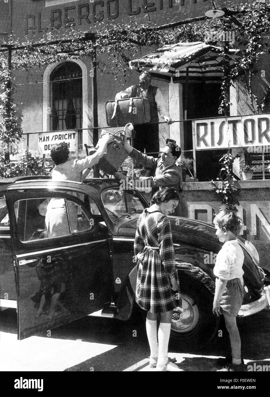 turismo, famiglia durante l'arrivo in pensione, Italia, 1955, diritti-aggiuntivi-clearences-non-disponibili Foto Stock