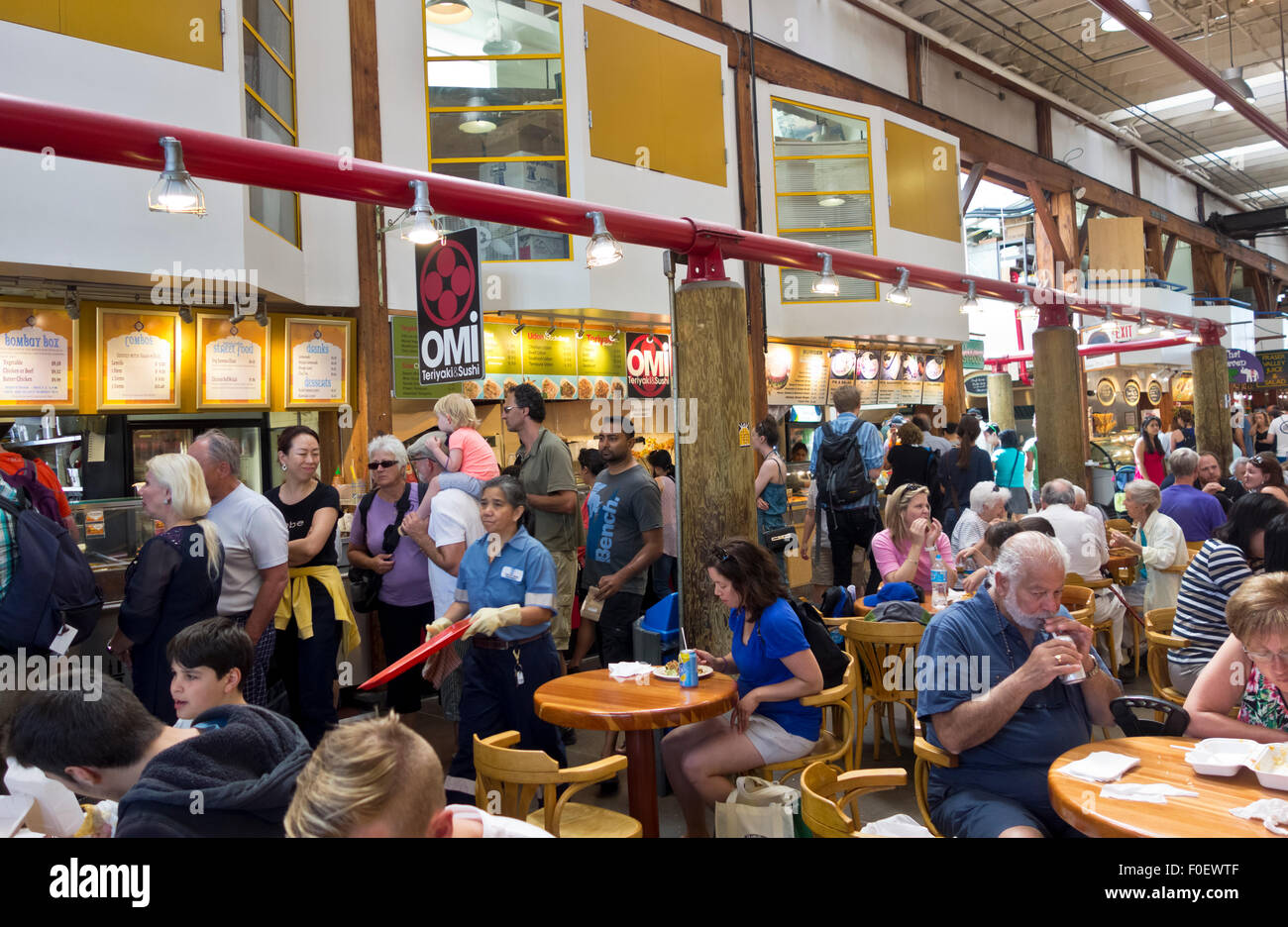 Granville Island Public Market food court in Vancouver, BC, Canada. Persone mangiare da ristoranti locali. Foto Stock