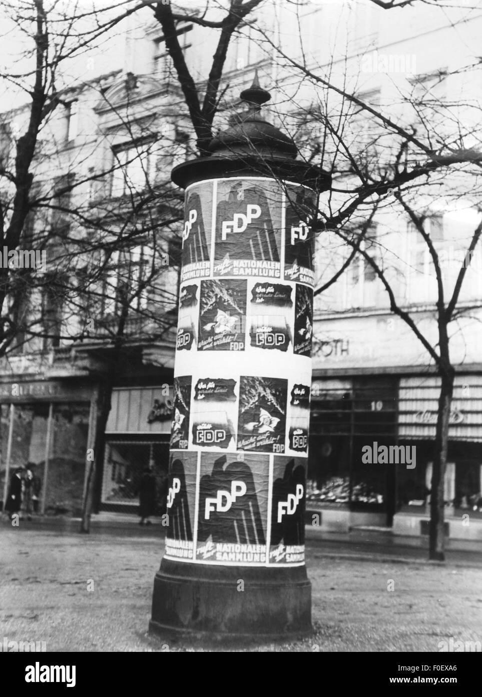 Politica, partiti politici, Partito Liberale democratico (FDP), pilastro pubblicitario con poster elettorale del FDP, elezioni statali, Germania, 1954, diritti aggiuntivi-clearences-non disponibili Foto Stock