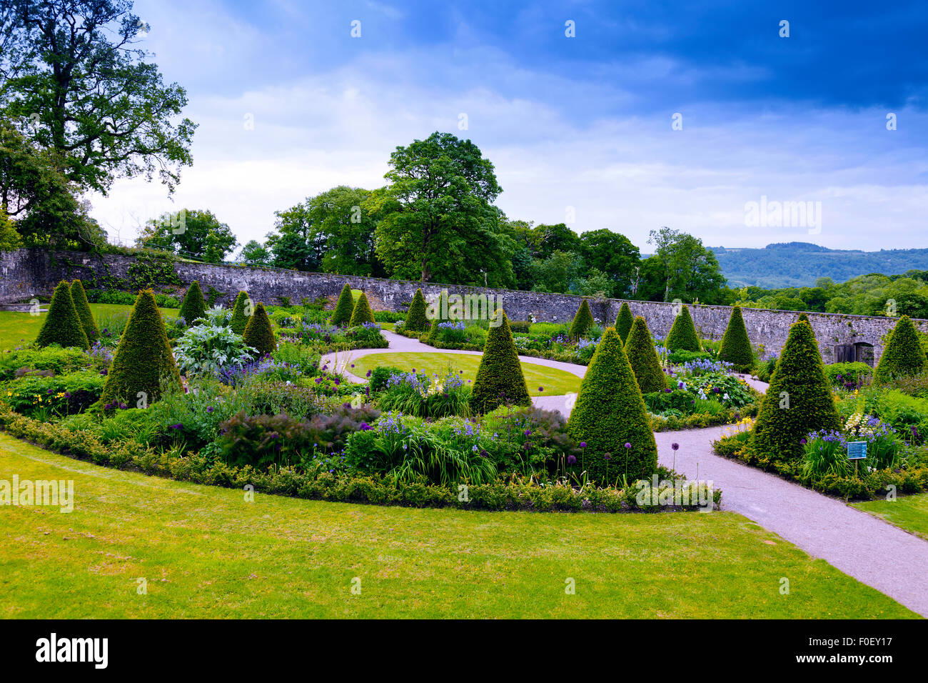Il bordi circolari nella parte superiore del giardino murato a Aberglasney, Carmarthenshire, Wales, Regno Unito Foto Stock