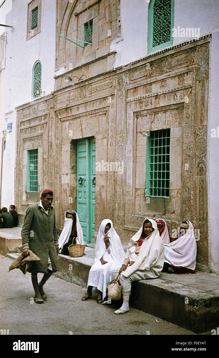 Geografia / viaggio, Tunisia, Sfax, persone, locali fuori di una casa nella città vecchia, anni 60, diritti aggiuntivi-clearences-non disponibile Foto Stock