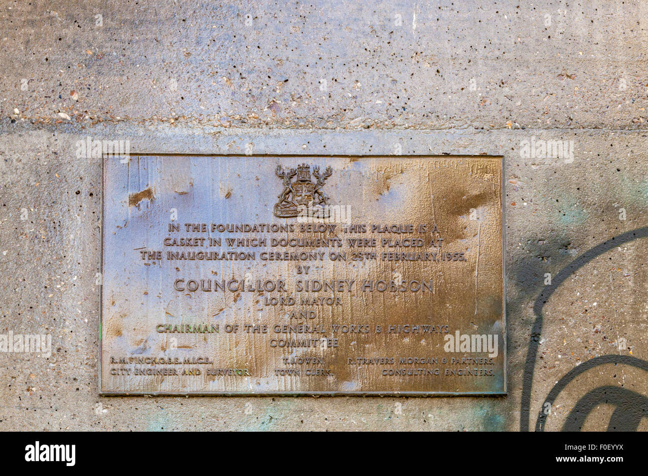 Placca consigliere di re Sidney Hobson e la collocazione dei documenti in uno scrigno alla cerimonia di inaugurazione di Clifton Bridge, Nottingham, Regno Unito Foto Stock