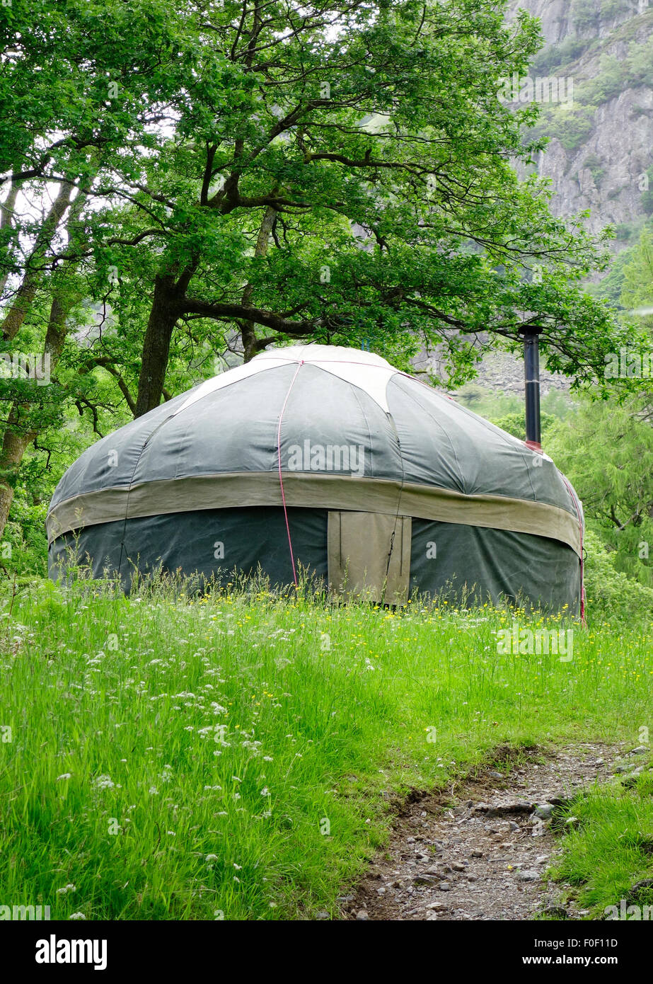 Yurta nel bosco a Borrowdale, Parco Nazionale del Distretto dei Laghi, Cumbria, Regno Unito in estate Foto Stock