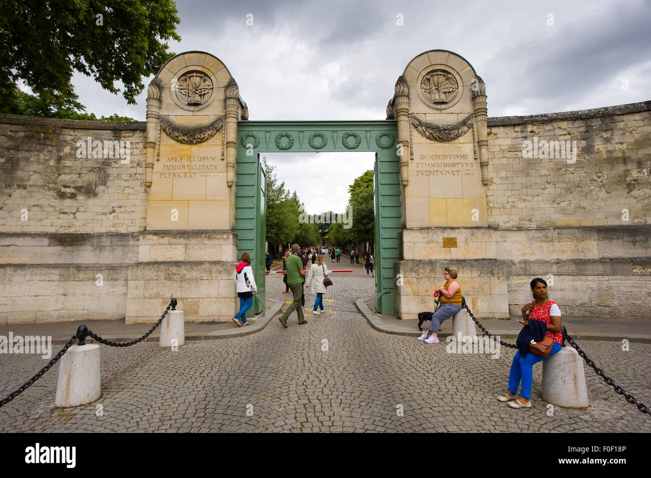 L'ingresso sul Boulevard De Menilmontant del cimitero di Pere Lachaise di Parigi in Francia. Foto Stock