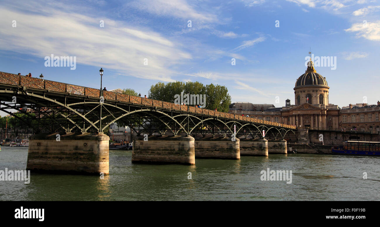 Lucchetti o amore si blocca su Ponts des Arts che attraversa la Seine, Parigi, Francia, Europa Foto Stock