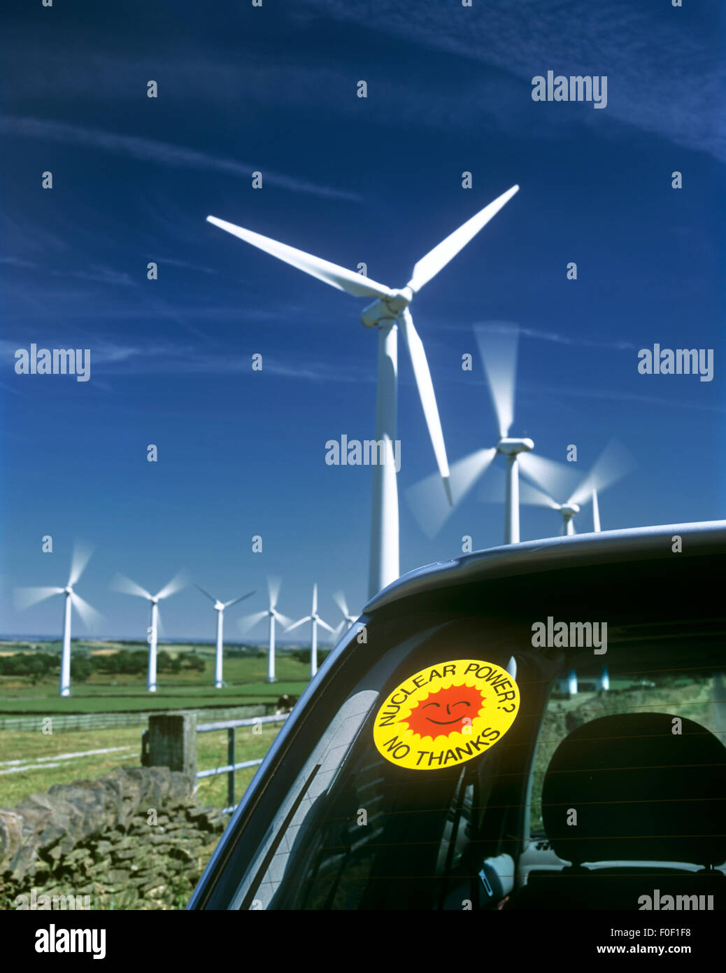 Un 'Energia nucleare no grazie" sorridente sun sticker su un auto accanto  alla Royd Moor Wind Farm, Spicer Hill, South Yorkshire Foto stock - Alamy
