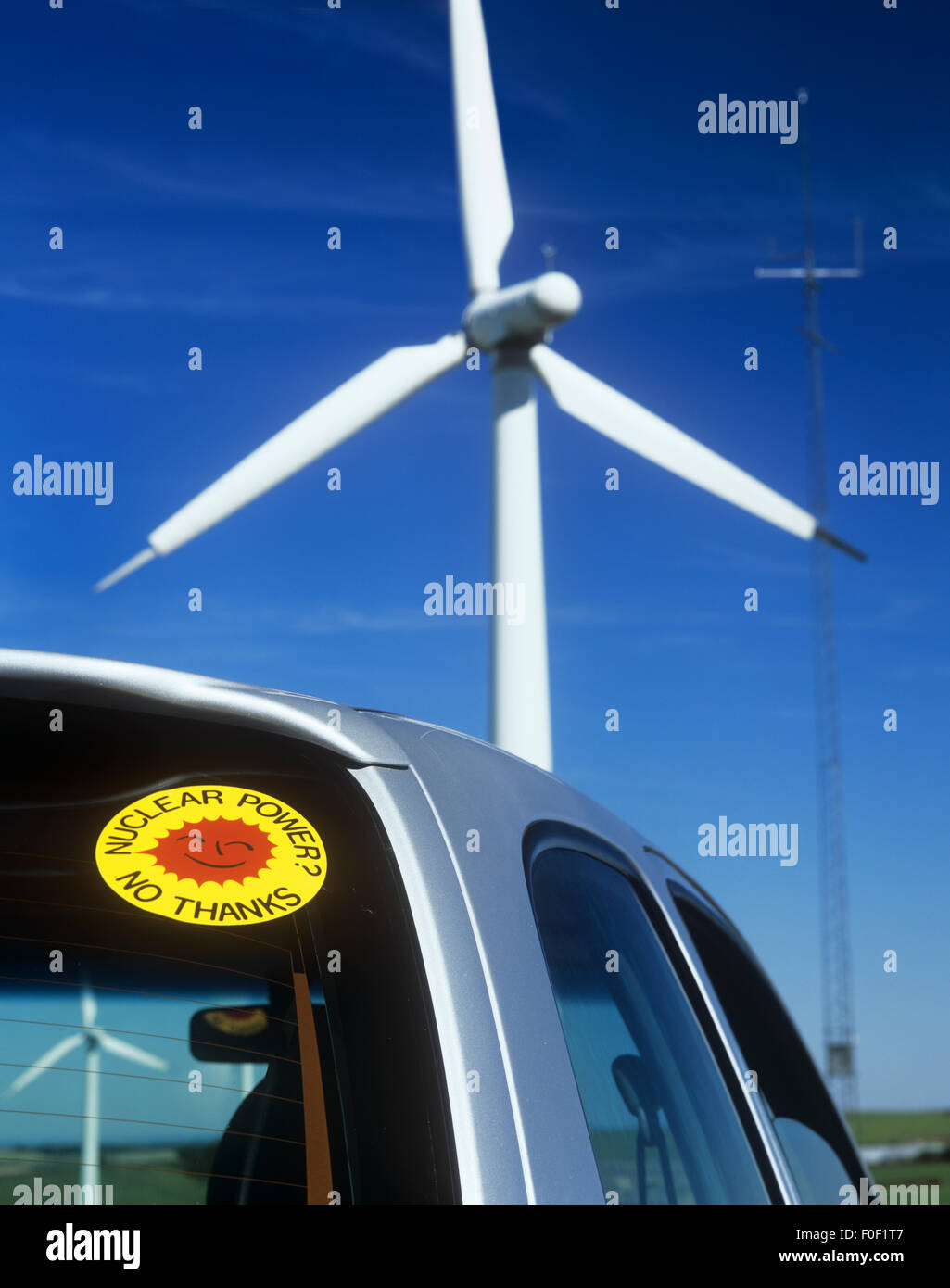 Un 'Energia nucleare no grazie" sorridente sun sticker su un auto accanto alla Royd Moor Wind Farm, Spicer Hill, South Yorkshire. Foto Stock