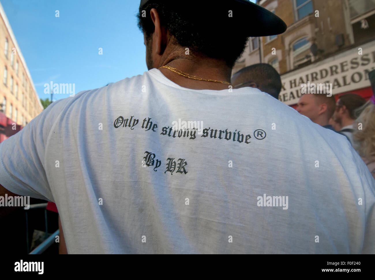 Tee shirt con "solo chi è forte sopravvive' alla Brixton annuale grande Splash festival Foto Stock
