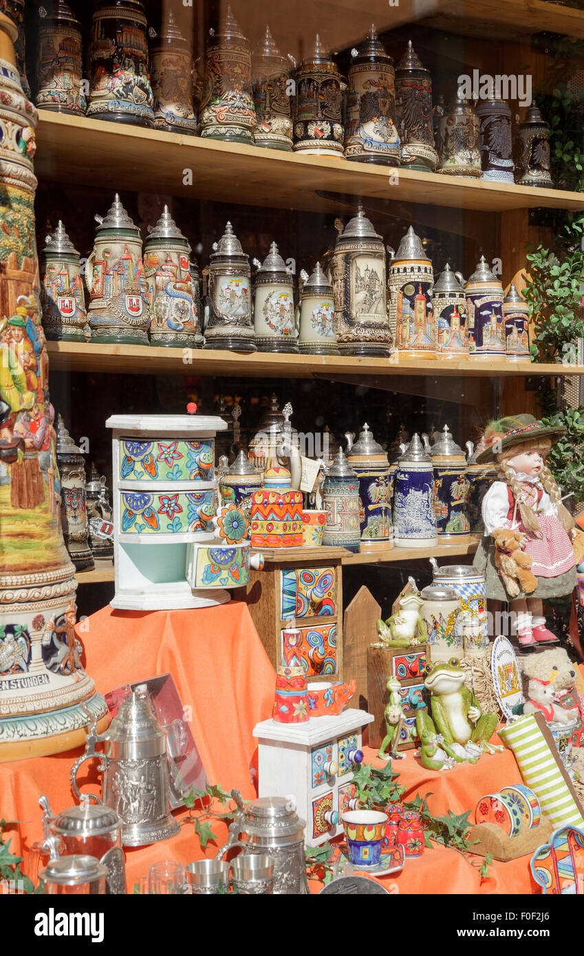 Negozio di souvenir in vendita in una vetrina a Rothenburg ob der Tauber, Franconia, Baviera, Germania Foto Stock