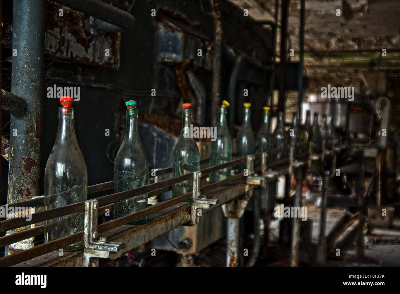 Bottiglie siedono ancora in attesa di essere utilizzati nell'ora chiusa e abbandonata White Star Brewery, Rick Steenweg in Belgio Foto Stock
