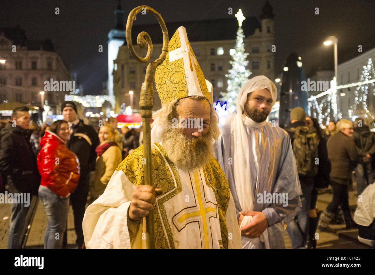 Uomo su Mikulas costume. Saint Nicholas Day, Brno, Repubblica Ceca Foto Stock