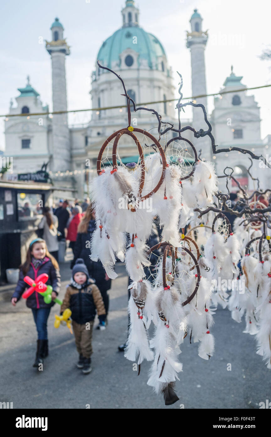 Karlskirche e il mercatino di Natale a Vienna, in Austria Foto Stock